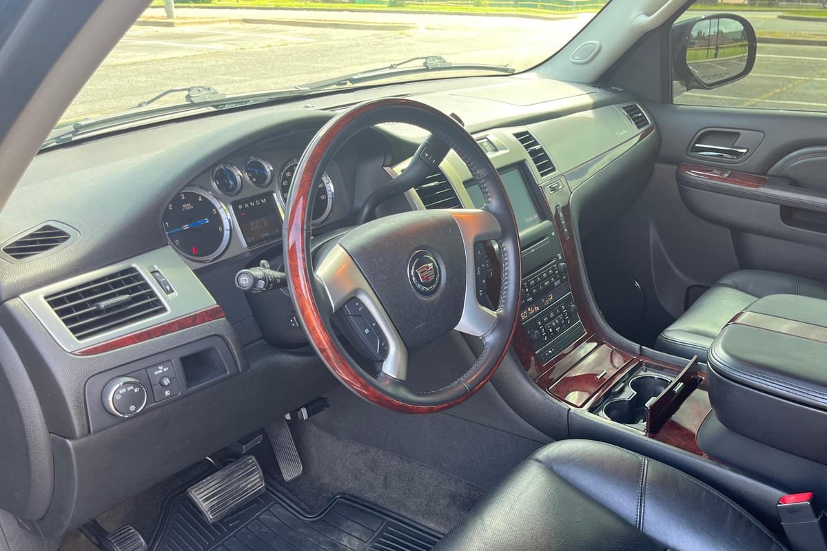 
								Cadillac Escalade 2010 full									